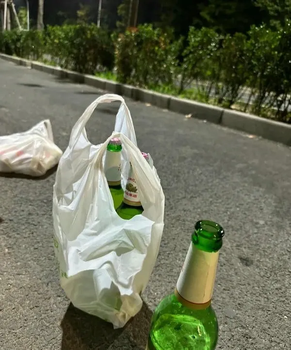 Người đàn ông cô đơn ngồi một mình bên bàn nhậu