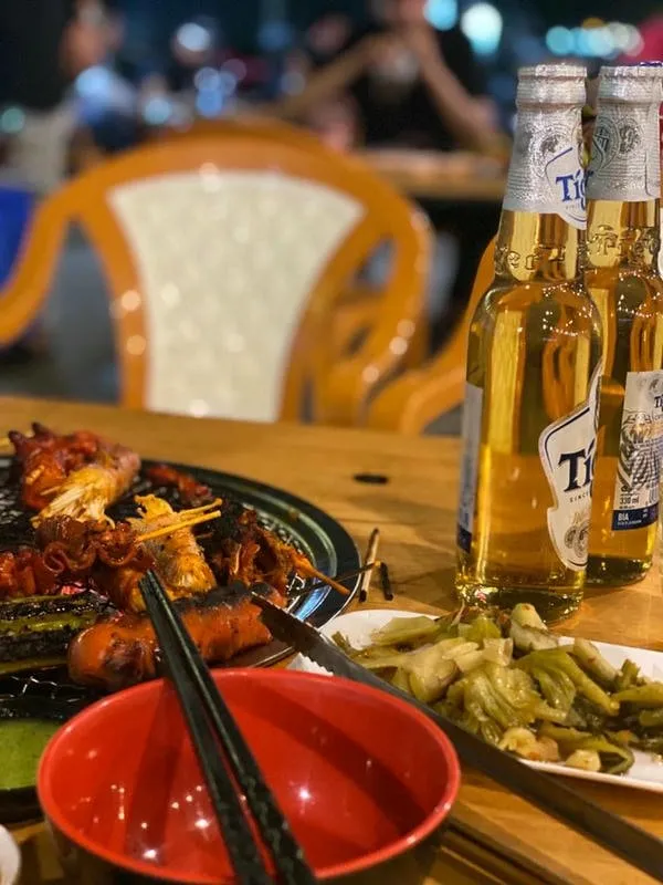 Người đàn ông suy tư khi nhậu một mình trong căn phòng tối
