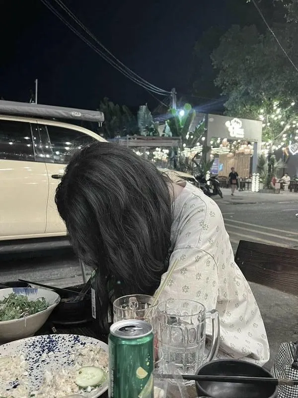 Hình ảnh nhậu một mình trên sân thượng ngắm cảnh đêm