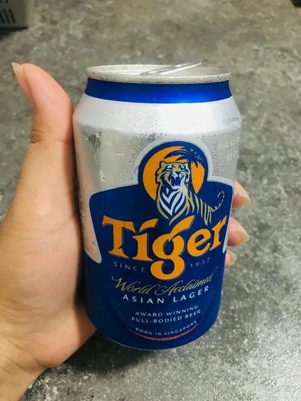 Hình ảnh nhậu một mình, một bữa ăn đơn giản và trầm lặng