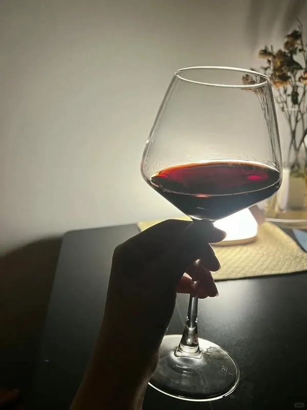 Người đàn ông ngồi im lặng, nhậu một mình với chai rượu