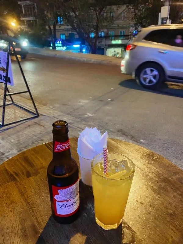 Hình ảnh một người đàn ông quay lưng lại, nhậu một mình vào ban đêm