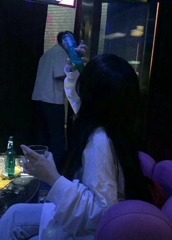 Bóng lưng người đàn ông ngồi uống rượu một mình, gợi nỗi buồn