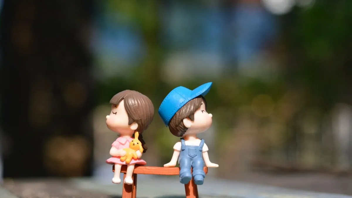 Hình nền tình yêu lãng mạn mùa đông với cặp đôi dưới tuyết trắng