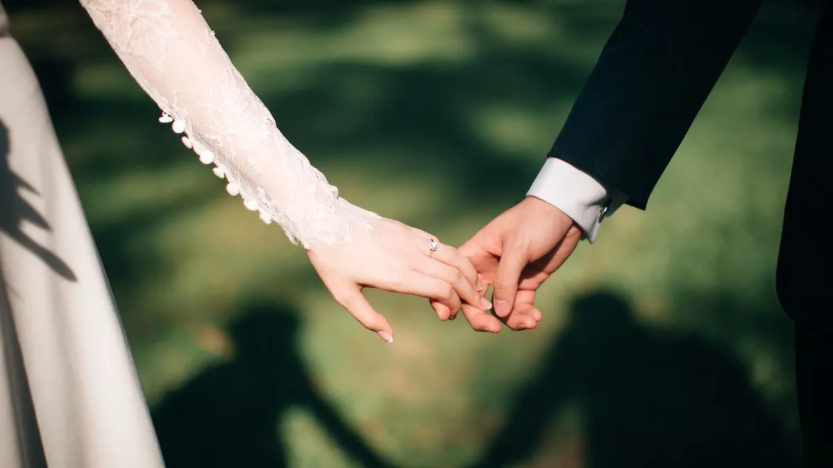 Hình nền tình yêu ngọt ngào như mật ong với cặp đôi nắm tay và trái tim bay lên
