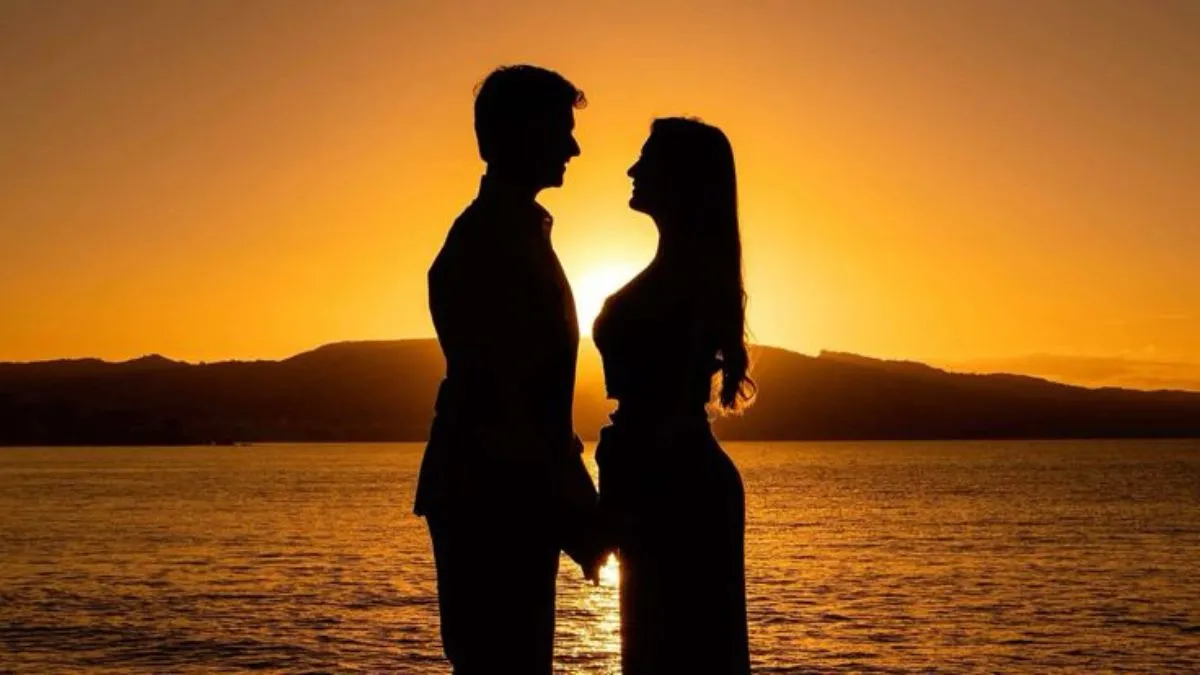 Hình nền tình yêu lãng mạn cổ điển với cặp đôi dưới mưa và dù đỏ