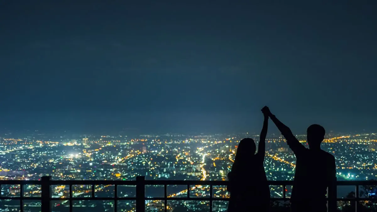 Hình nền tình yêu cực chill với cặp đôi trên xe và khung cảnh lãng mạn