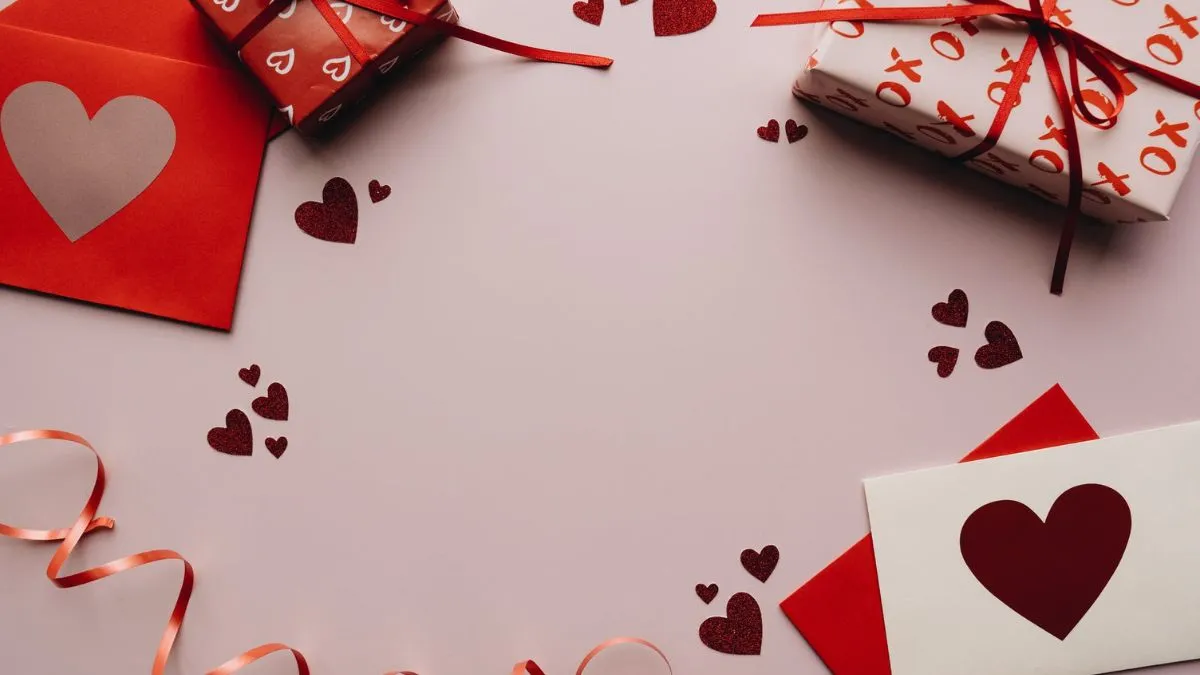 Hình nền cặp đôi tình yêu tuổi trẻ ngọt ngào dưới ánh nắng mặt trời
