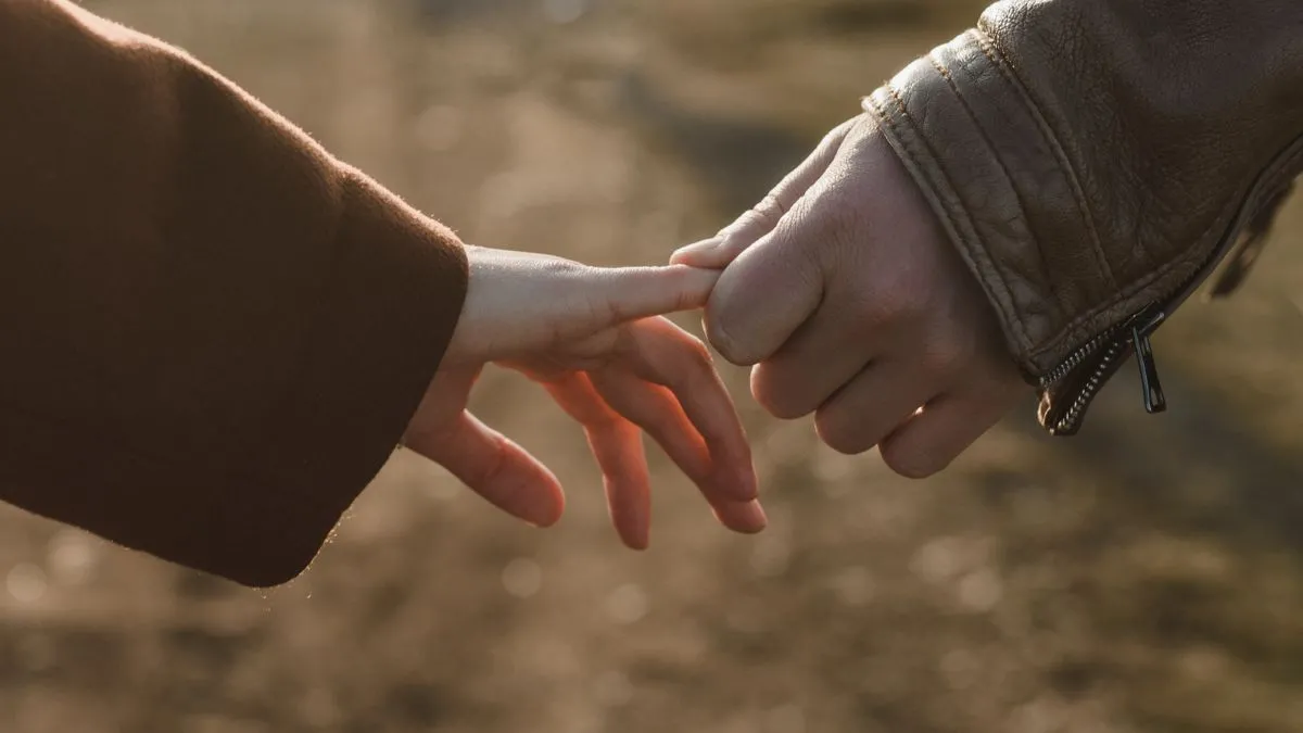 Hình nền tình yêu lãng mạn với cặp đôi ôm nhau dưới mưa buồn man mác