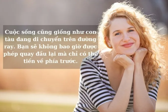 Cô gái trẻ tươi cười bên ly cà phê, tượng trưng cho tinh thần lạc quan trong cuộc sống