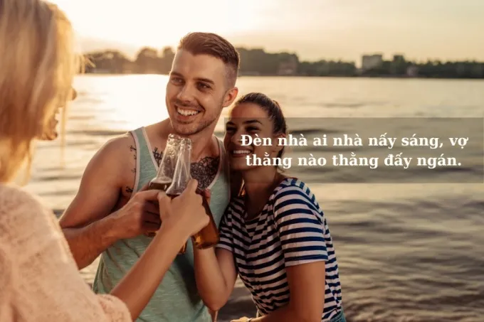 Nhóm bạn trẻ đang cười đùa vui vẻ, thể hiện sự gắn kết và niềm hạnh phúc trong cuộc sống hằng ngày