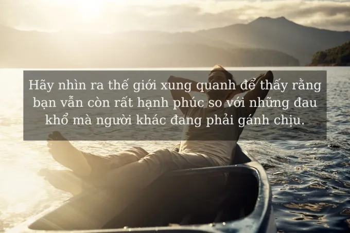 Bàn tay đang giữ một cây xanh non, tượng trưng cho hy vọng và sự phát triển trong cuộc sống, giúp giải tỏa căng thẳng