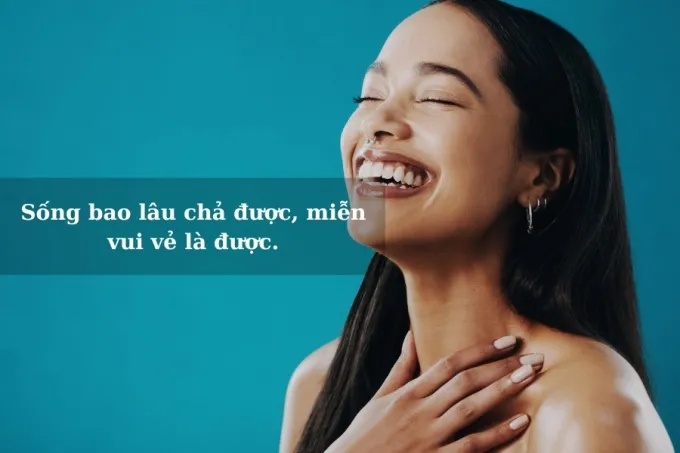 Hình ảnh một người đang tận hưởng khoảnh khắc bình yên với khung cảnh thiên nhiên, thể hiện sự vui vẻ và thư thái