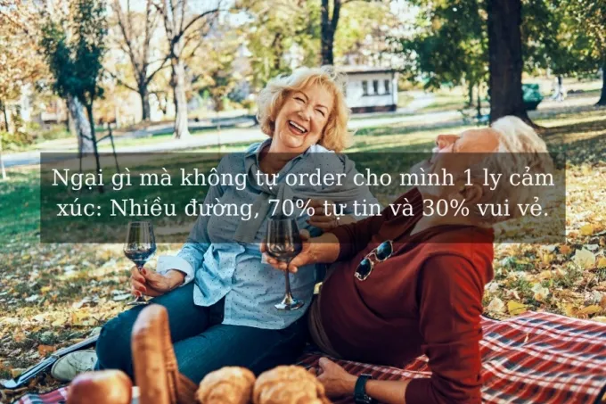 Cô gái trẻ ngồi thư giãn bên cửa sổ, tận hưởng khoảnh khắc riêng tư và những status nhẹ nhàng về cuộc sống hạnh phúc