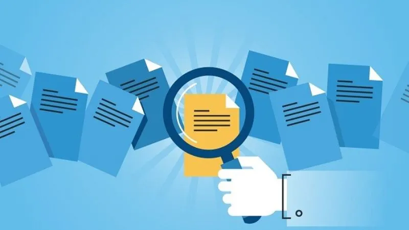 Một người dùng đang nghiên cứu tài liệu học tập trên máy tính, minh họa việc khai thác tài nguyên từ 123doc
