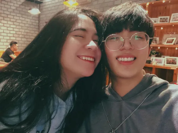 Phong Cận và Sammy Đào chụp ảnh selfie
