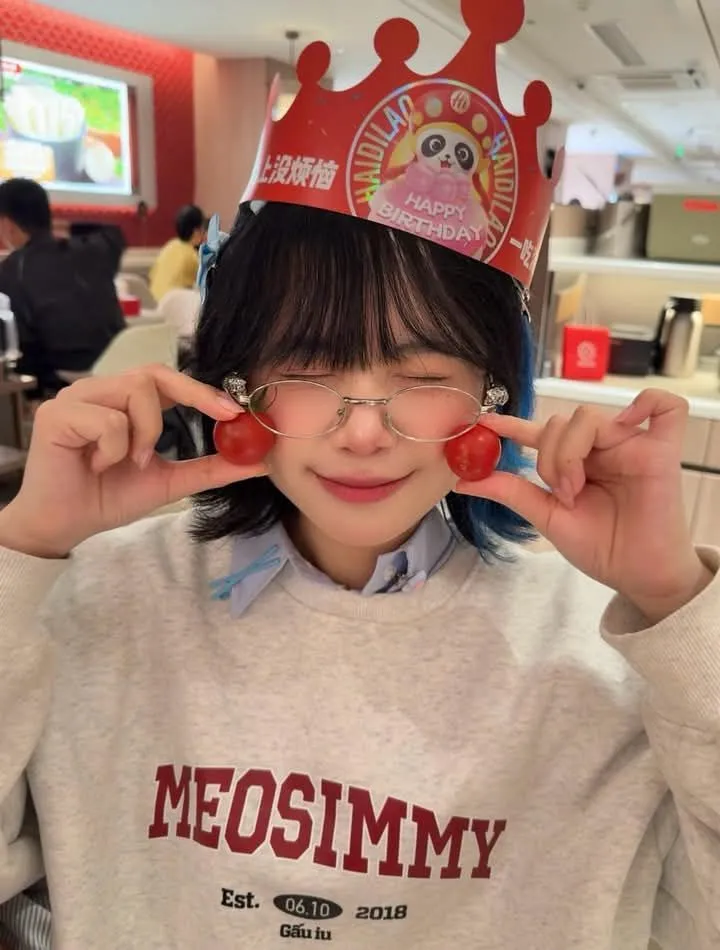 Ảnh Mèo Simmy cute đơn giản nhưng chứa đựng năng lượng tích cực và niềm vui cho fan