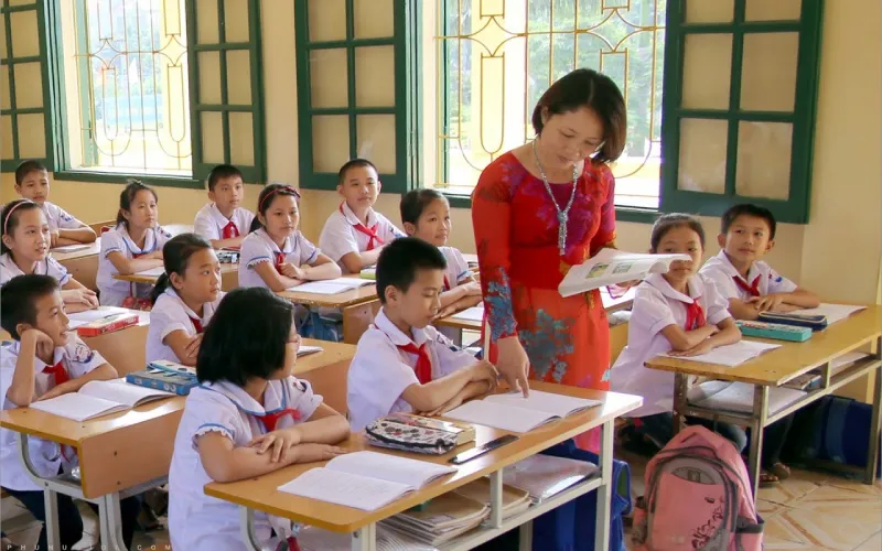 Hình ảnh giáo viên tận tâm truyền đạt kiến thức và lắng nghe học trò