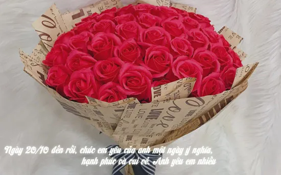 Đôi tình nhân hạnh phúc bên hoa và nến nhân ngày 20/10, biểu tượng tình yêu và lãng mạn