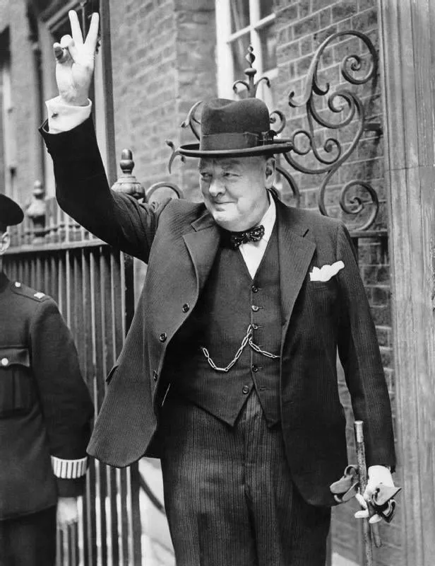 Thủ tướng Winston Churchill với cử chỉ V-sign biểu tượng chiến thắng