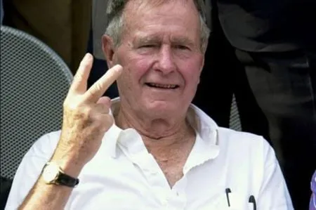 Tổng thống George Bush Sr. vô tình dùng cử chỉ V-sign gây hiểu lầm ở Úc