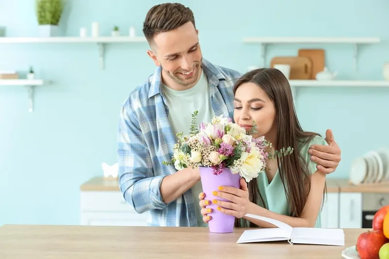Bó hoa hồng trắng tinh khôi và thanh lịch, món quà ý nghĩa 8/3 cho vợ