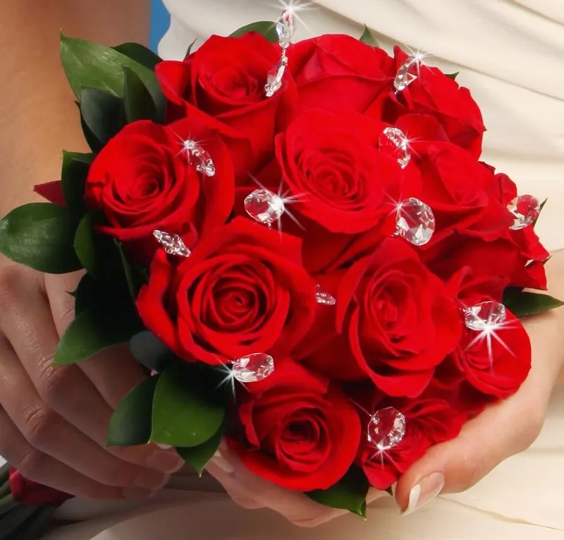 Hình ảnh bó hoa hồng rực rỡ tượng trưng cho tình yêu nồng cháy ngày 8/3