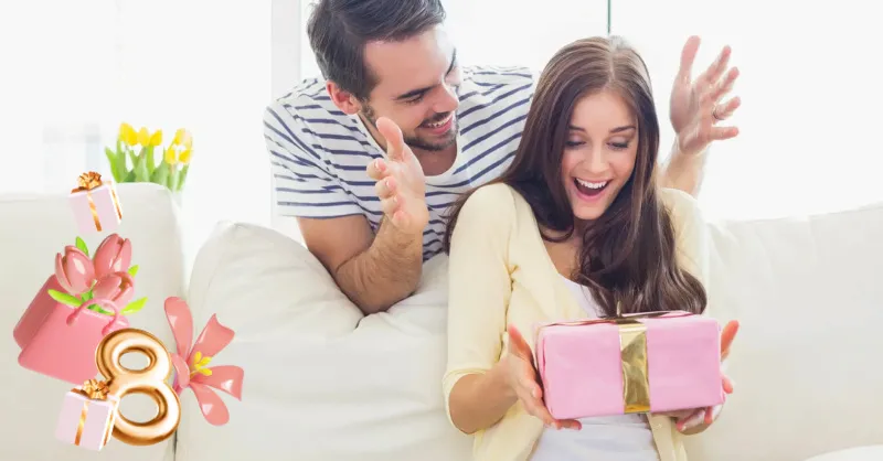Người chồng trao tặng hoa cho vợ nhân ngày 8/3 đầy ấm áp