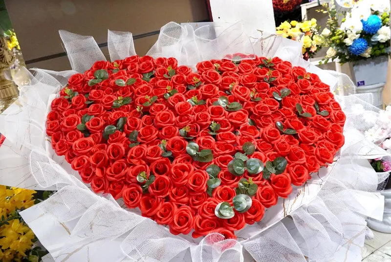 Bó hoa tulip cùng bánh kem nhỏ xinh, món quà 8/3 đẹp cho vợ