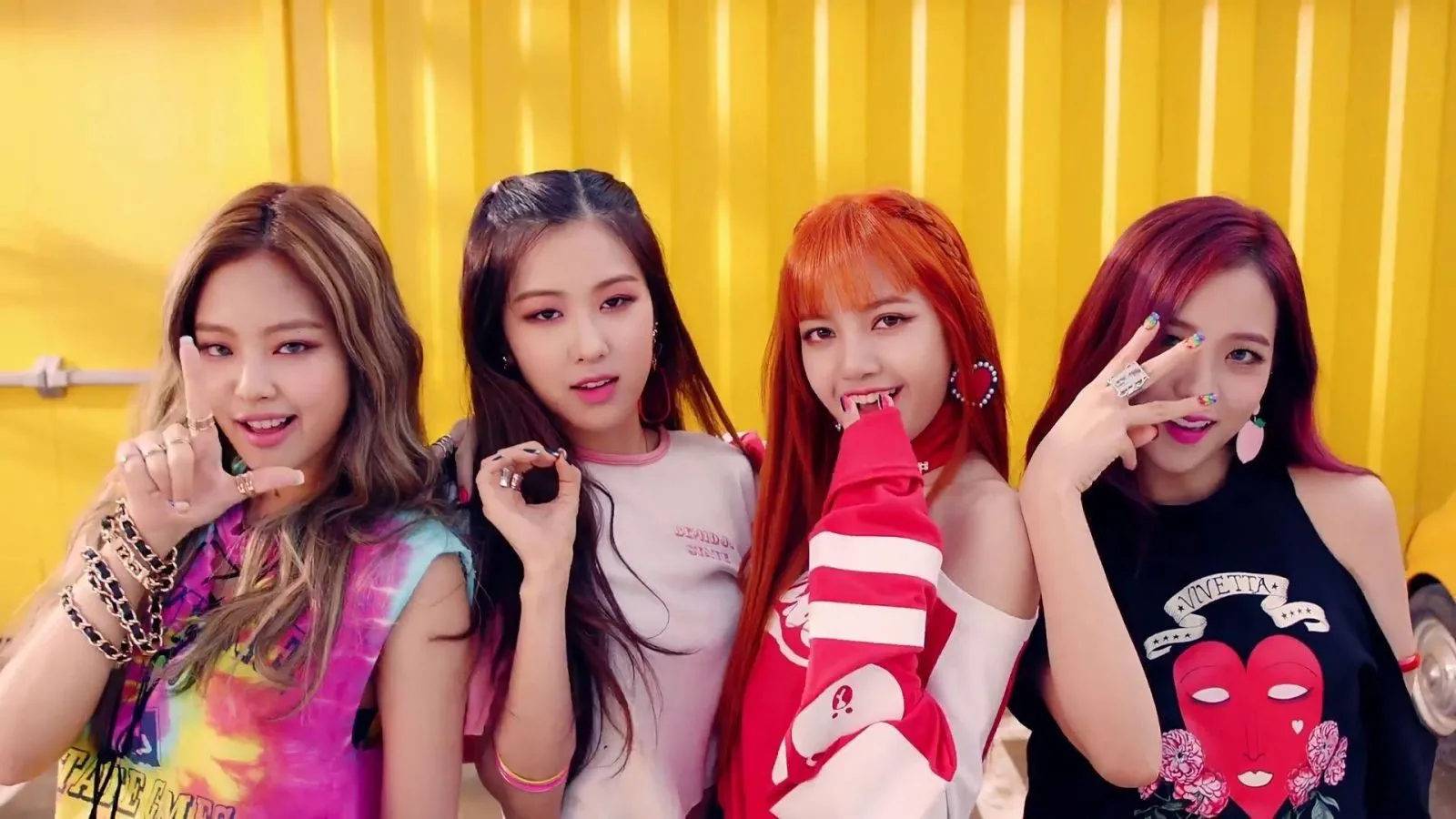 Blackpink tạo dáng nghệ thuật, thể hiện phong cách