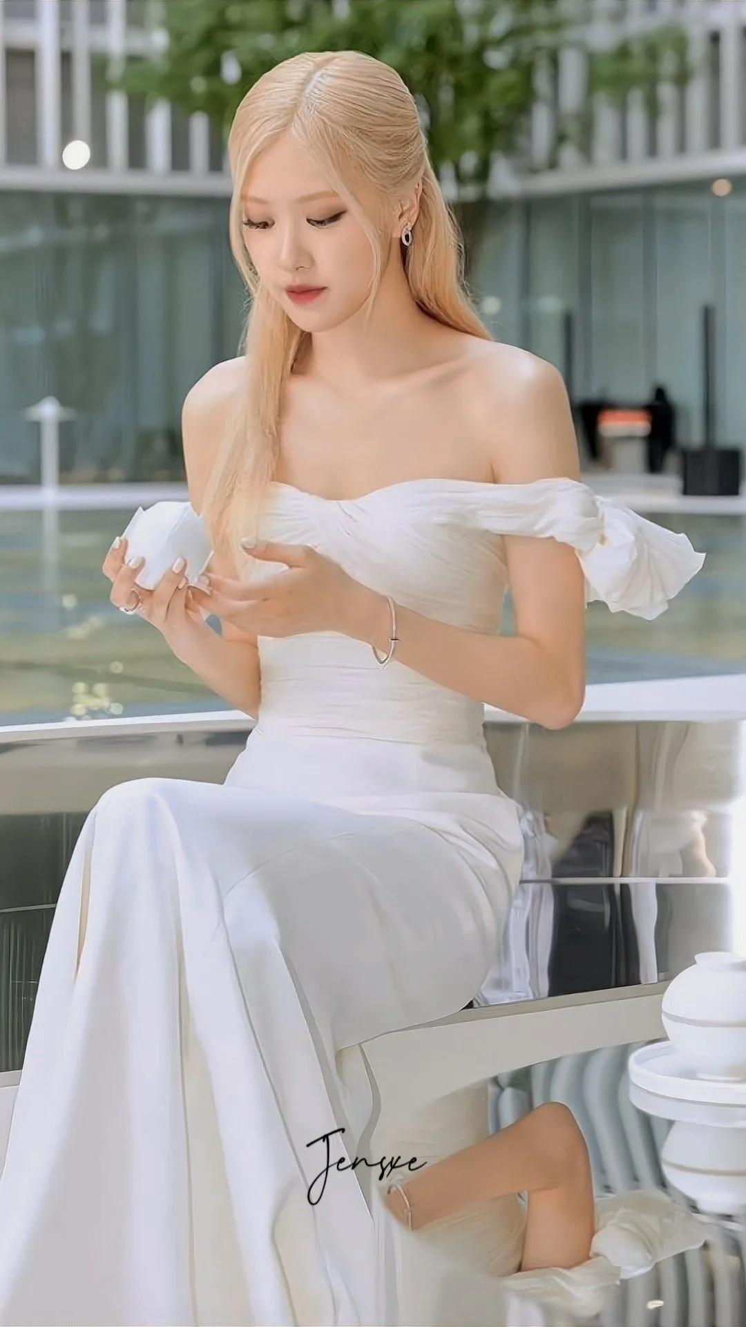 Ảnh Rosé Blackpink biểu diễn solo trên sân khấu