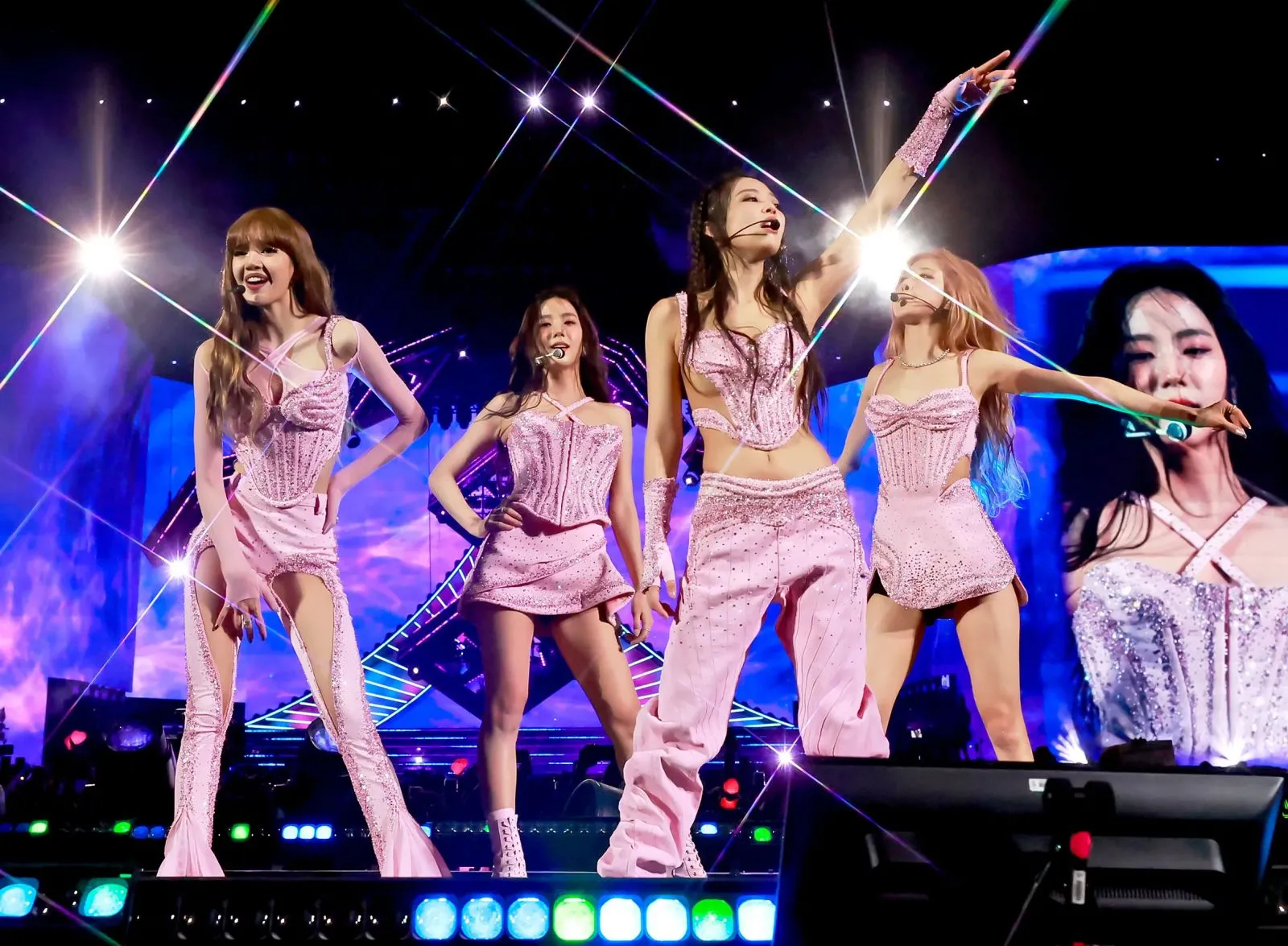 Blackpink bùng cháy trên sân khấu Coachella với ánh sáng rực rỡ