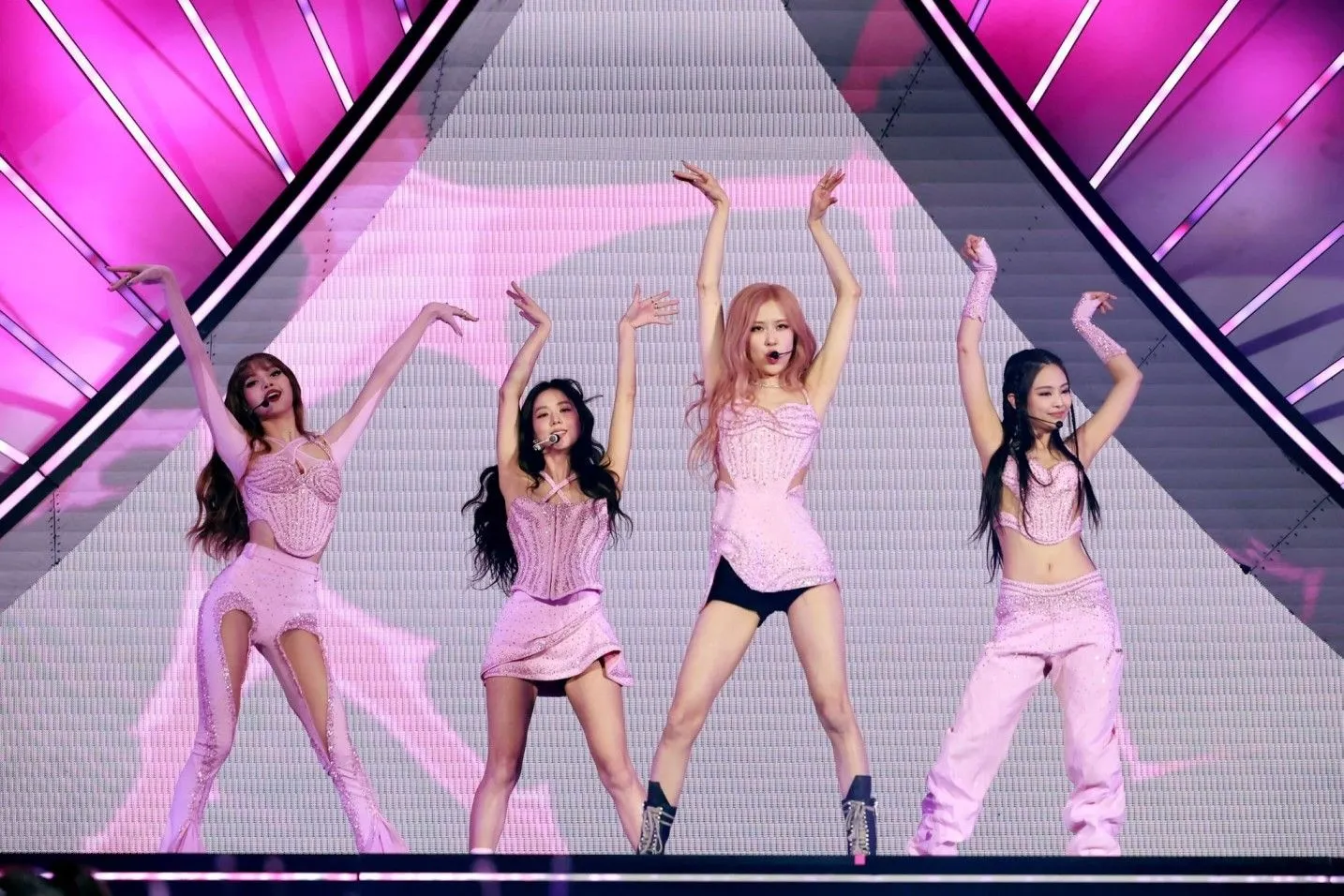 Khoảnh khắc Blackpink làm chủ sân khấu lớn tại Coachella