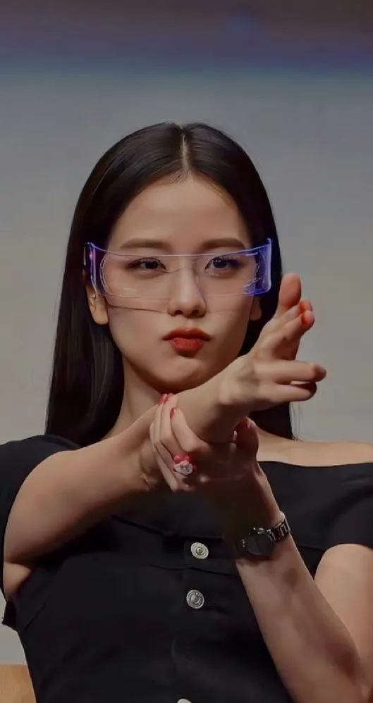 Hình ảnh Jisoo Blackpink với trang phục và phụ kiện tinh tế