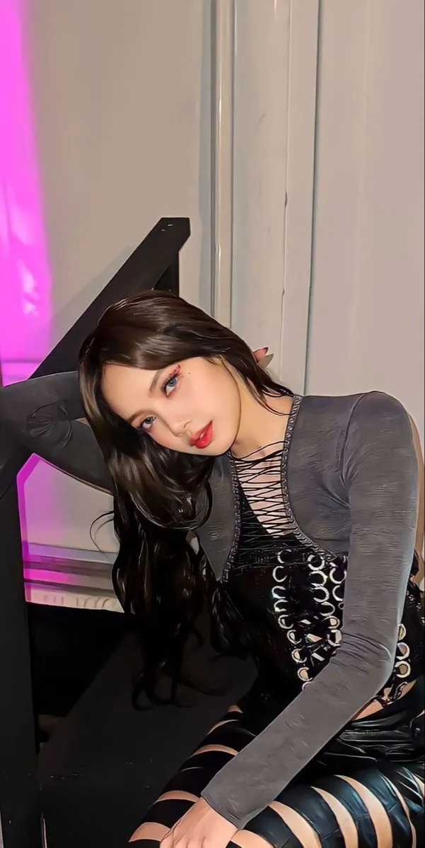 Ảnh Lisa Blackpink trong trang phục sân khấu rực rỡ