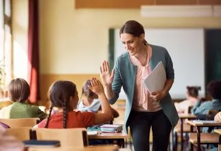 Cô giáo nhận hoa và lời chúc 20/10 từ học sinh thân yêu