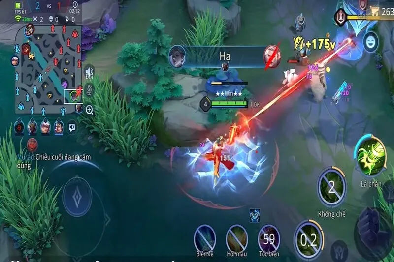 Natalya cấu rỉa lính và đối thủ ở đường giữa trong giai đoạn đầu game Liên Quân