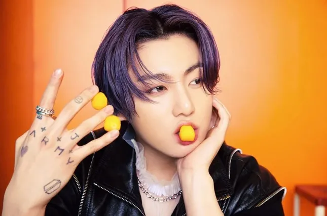 Jungkook của BTS tương tác với người hâm mộ trên Weverse và chia sẻ về các hình xăm ý nghĩa