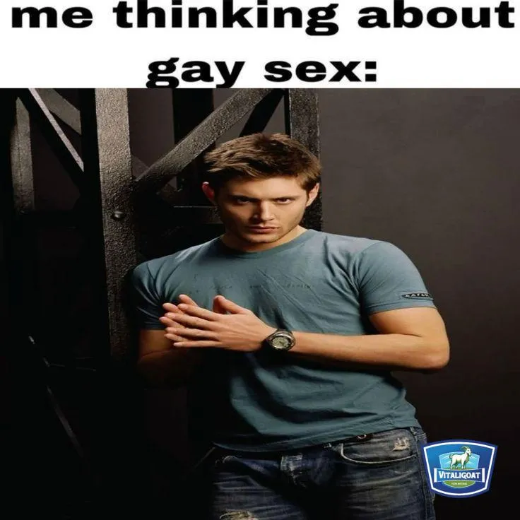 Meme một cô gái đang đỏ mặt vì bất ngờ, biểu cảm hài hước