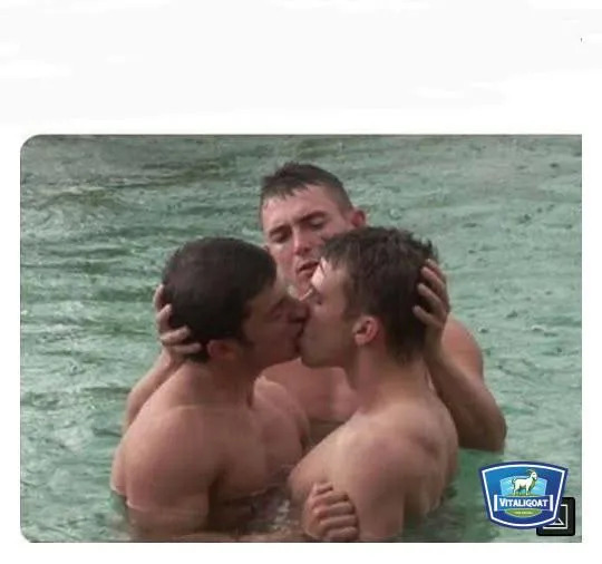 Meme cô gái hoạt hình với vẻ mặt đáng yêu, má đỏ ửng và nụ cười thẹn thùng