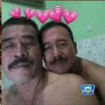 Meme cô gái trẻ với khuôn mặt bẽn lẽn, tóc che một phần mặt và má hơi đỏ