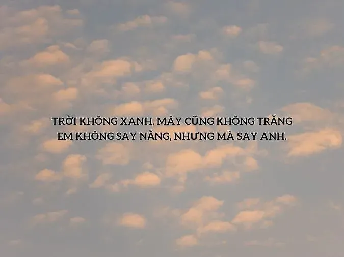 Bầu trời xanh, mây trắng và nắng vàng, biểu tượng của sự bình yên