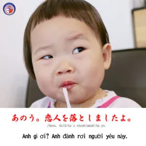 Cô gái Nhật Bản đang mỉm cười nhẹ nhàng với đôi mắt tinh nghịch như vừa nói một câu thả thính